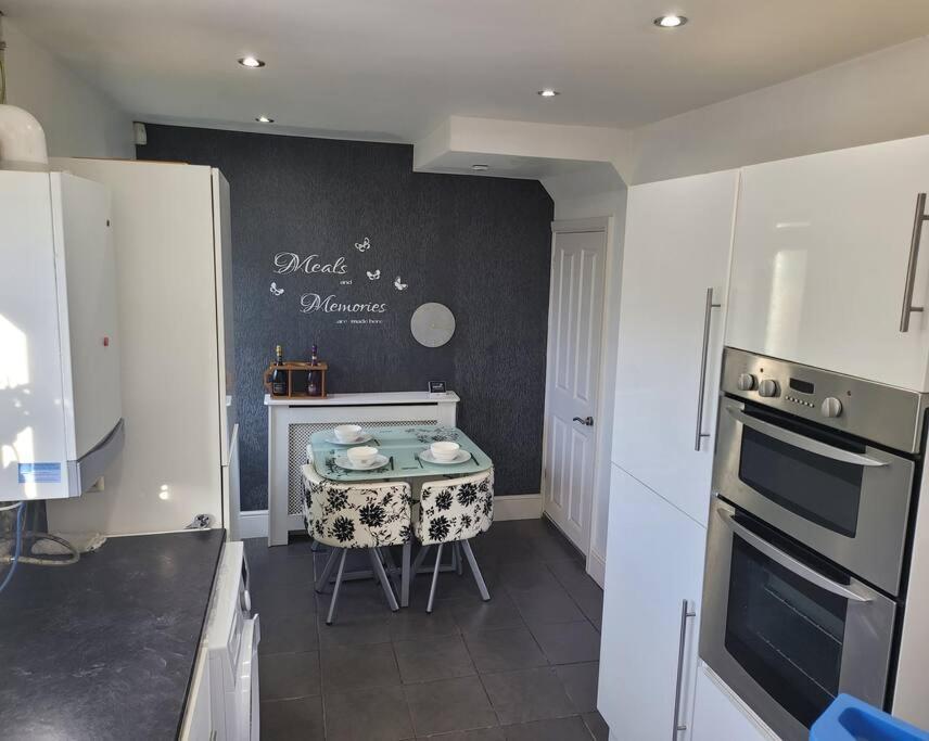 Fabulous 3 Bedroom House , Sleeps Up To 5-7 Guest. South Ockendon Exteriér fotografie