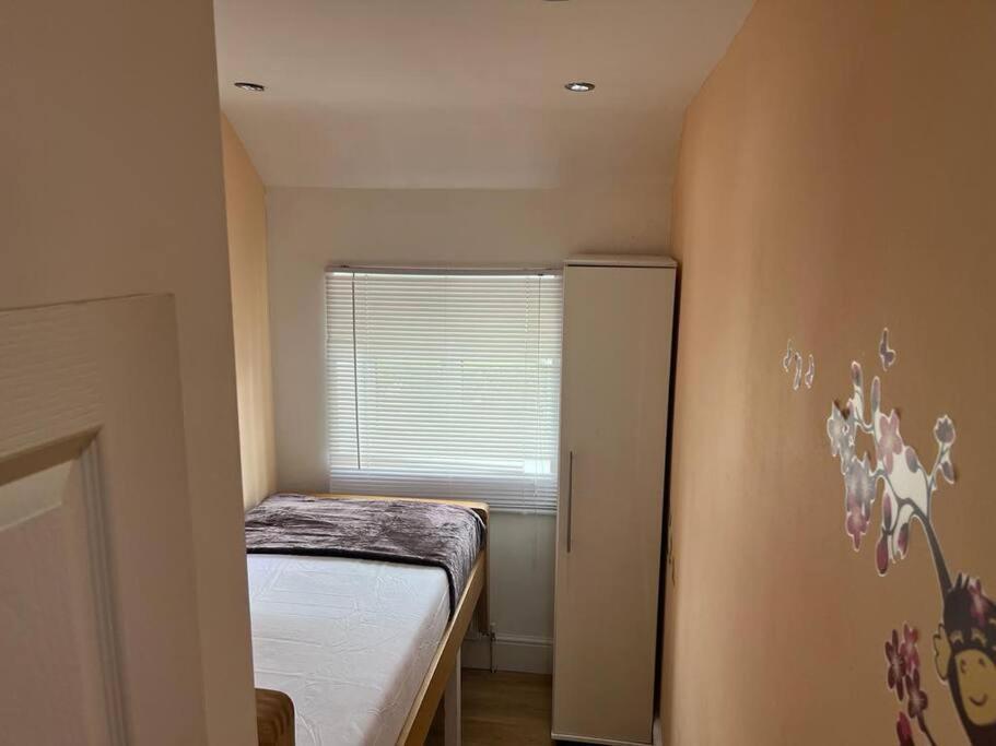 Fabulous 3 Bedroom House , Sleeps Up To 5-7 Guest. South Ockendon Exteriér fotografie